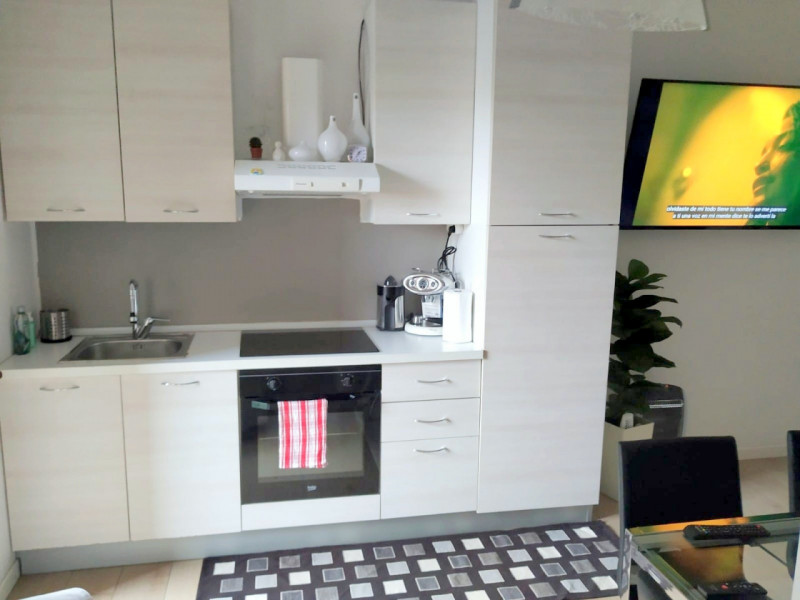 ELEGANTE BILOCALE ARREDATO ALLA STANGA CON OTTIMA RENDITA DI EURO 1.500 MENSILI €.170.000 rif.CL5...