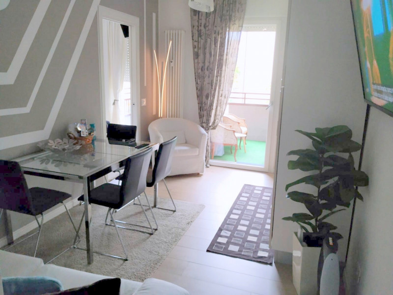 ELEGANTE BILOCALE ARREDATO ALLA STANGA CON OTTIMA RENDITA DI EURO 1.500 MENSILI €.170.000 rif.CL5...