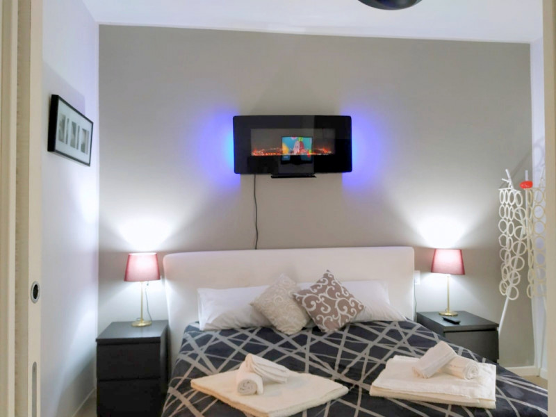 ELEGANTE BILOCALE ARREDATO ALLA STANGA CON OTTIMA RENDITA DI EURO 1.500 MENSILI €.170.000 rif.CL5...