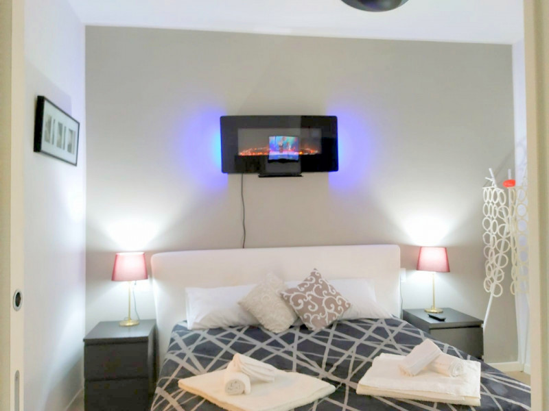 ELEGANTE BILOCALE ARREDATO ALLA STANGA CON OTTIMA RENDITA DI EURO 1.500 MENSILI €.170.000 rif.CL5...