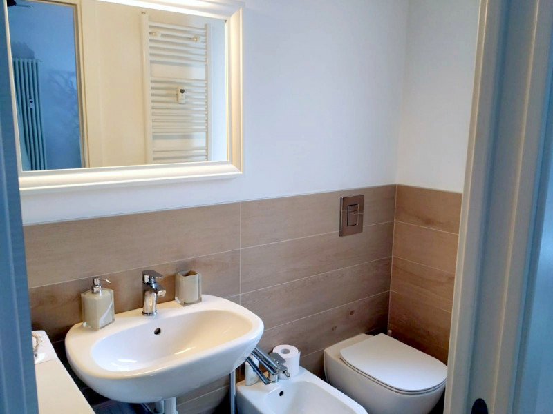 ELEGANTE BILOCALE ARREDATO ALLA STANGA CON OTTIMA RENDITA DI EURO 1.500 MENSILI €.170.000 rif.CL5...