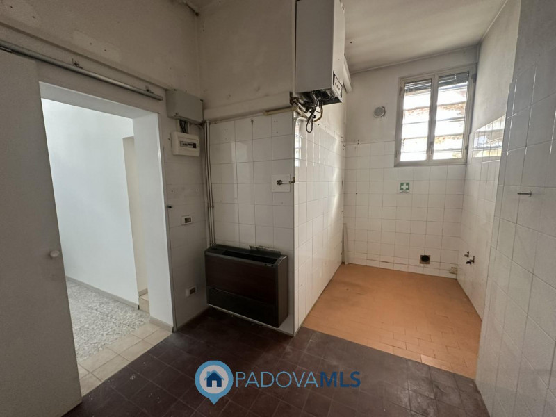 Immobile in esclusiva al Gruppo Padova MLS
Ottimo negozio fronte strada in via Fornaci a Padova v...