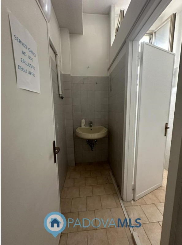 Immobile in esclusiva al Gruppo Padova MLS
Ottimo negozio fronte strada in via Fornaci a Padova v...