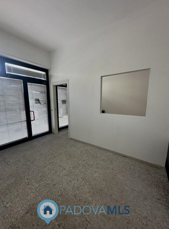 Immobile in esclusiva al Gruppo Padova MLS
Ottimo negozio fronte strada in via Fornaci a Padova v...