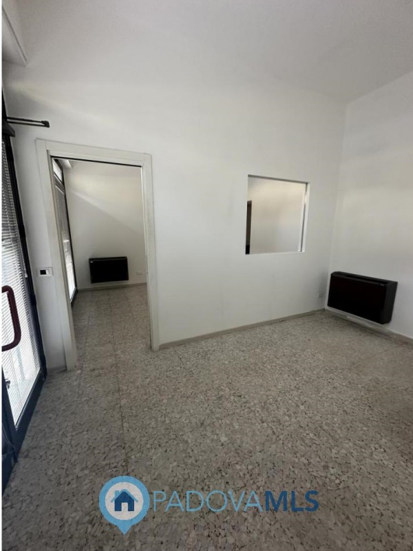 Immobile in esclusiva al Gruppo Padova MLS
Ottimo negozio fronte strada in via Fornaci a Padova v...