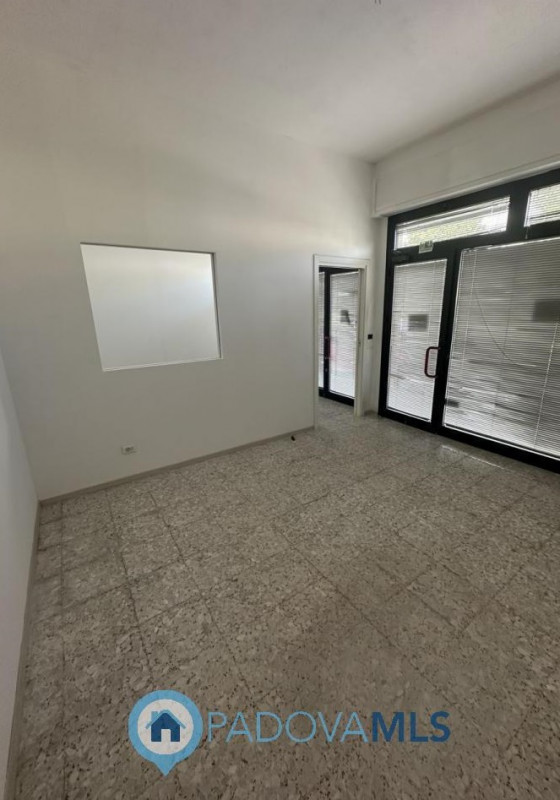 Immobile in esclusiva al Gruppo Padova MLS
Ottimo negozio fronte strada in via Fornaci a Padova v...
