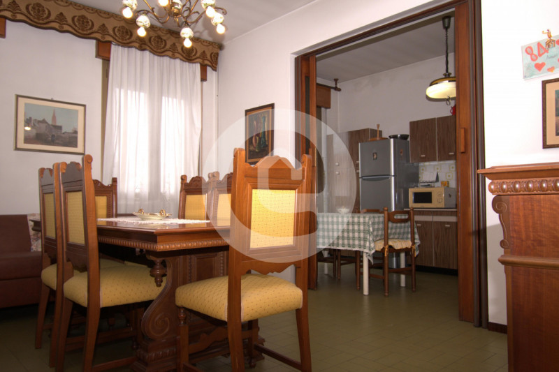 Casa singola posizionata su una zona privilegiata del paese, essendo in pieno centro ma avendo un...