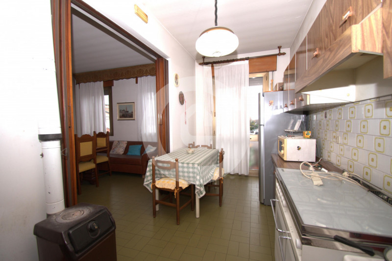 Casa singola posizionata su una zona privilegiata del paese, essendo in pieno centro ma avendo un...