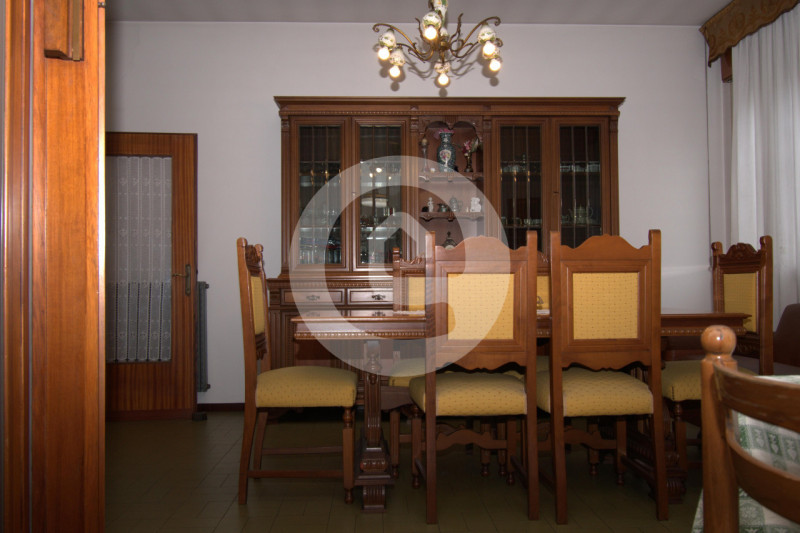 Casa singola posizionata su una zona privilegiata del paese, essendo in pieno centro ma avendo un...