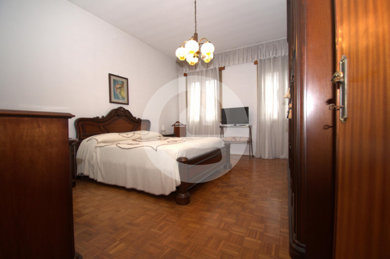 Casa singola posizionata su una zona privilegiata del paese, essendo in pieno centro ma avendo un...