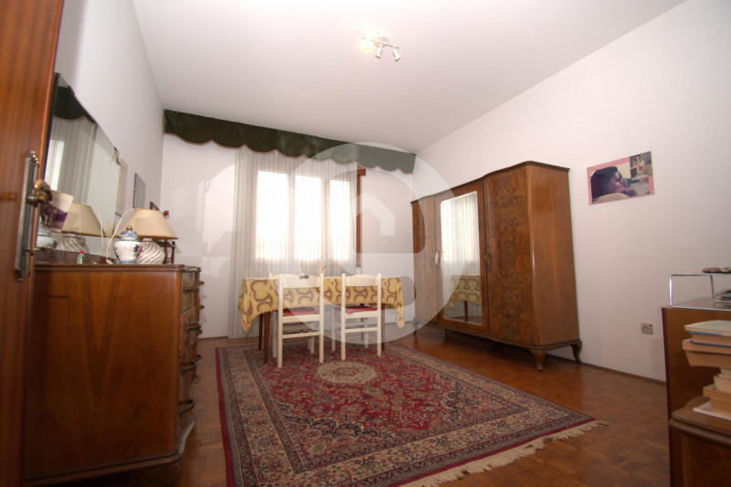 Casa singola posizionata su una zona privilegiata del paese, essendo in pieno centro ma avendo un...