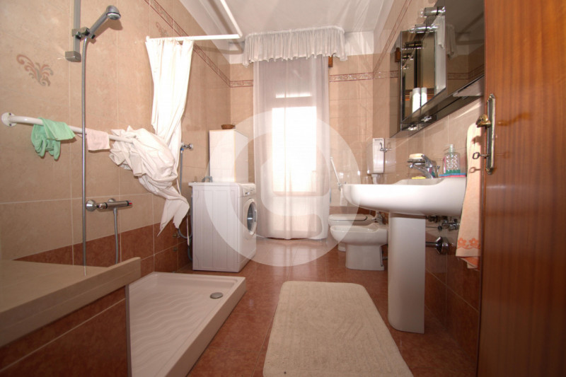 Casa singola posizionata su una zona privilegiata del paese, essendo in pieno centro ma avendo un...