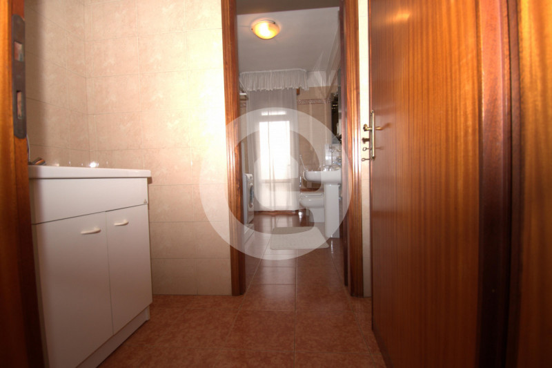 Casa singola posizionata su una zona privilegiata del paese, essendo in pieno centro ma avendo un...