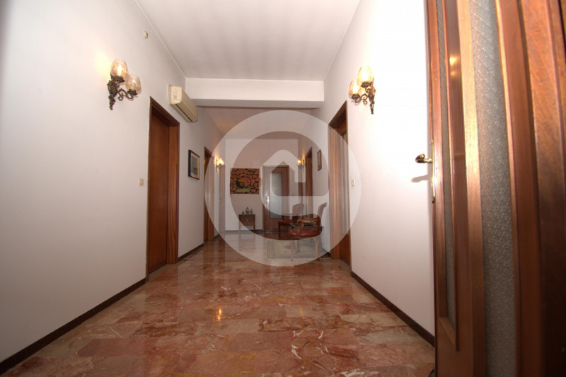 Casa singola posizionata su una zona privilegiata del paese, essendo in pieno centro ma avendo un...