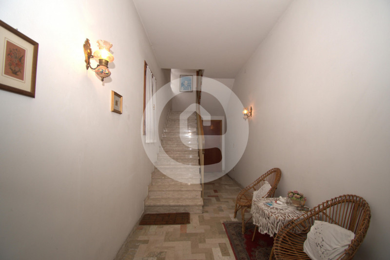 Casa singola posizionata su una zona privilegiata del paese, essendo in pieno centro ma avendo un...