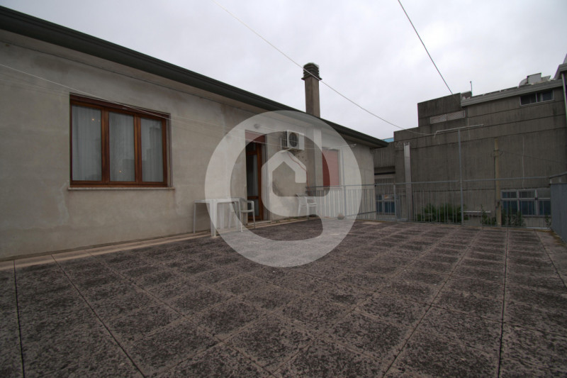 Casa singola posizionata su una zona privilegiata del paese, essendo in pieno centro ma avendo un...