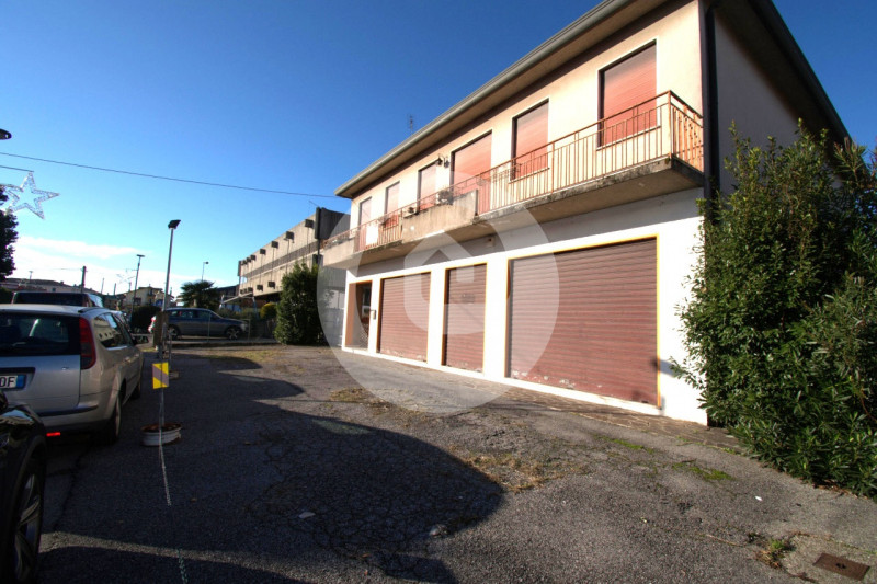 Casa singola posizionata su una zona privilegiata del paese, essendo in pieno centro ma avendo un...