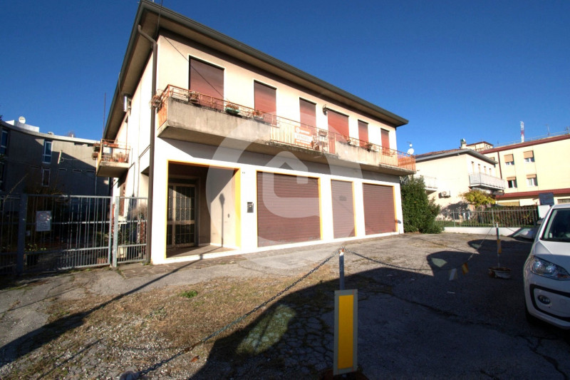 Casa singola posizionata su una zona privilegiata del paese, essendo in pieno centro ma avendo un...