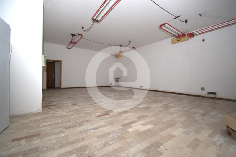 Casa singola posizionata su una zona privilegiata del paese, essendo in pieno centro ma avendo un...