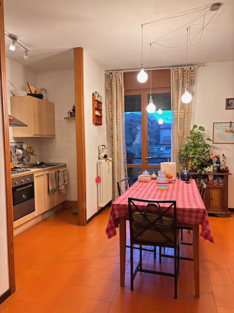 SACRO CUORE: appartamento posto al primo piano di una piccola palazzina senza ascensore. L'appart...