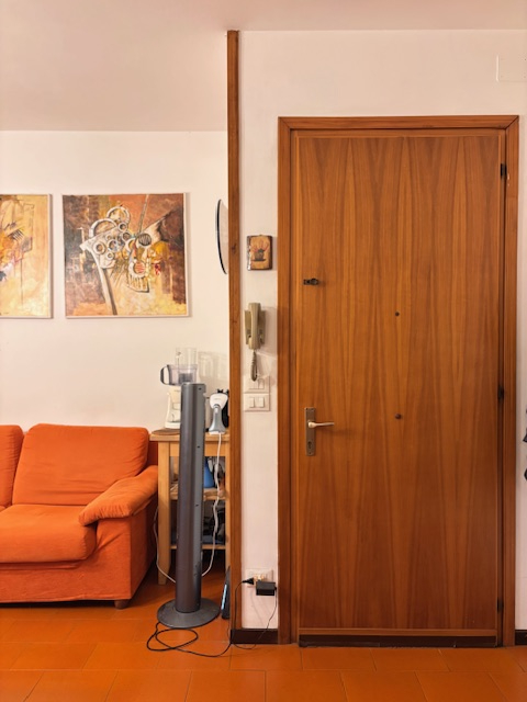 SACRO CUORE: appartamento posto al primo piano di una piccola palazzina senza ascensore. L'appart...