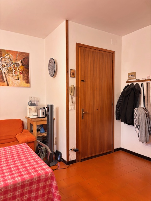 SACRO CUORE: appartamento posto al primo piano di una piccola palazzina senza ascensore. L'appart...