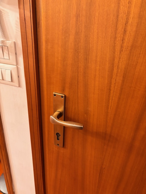 SACRO CUORE: appartamento posto al primo piano di una piccola palazzina senza ascensore. L'appart...