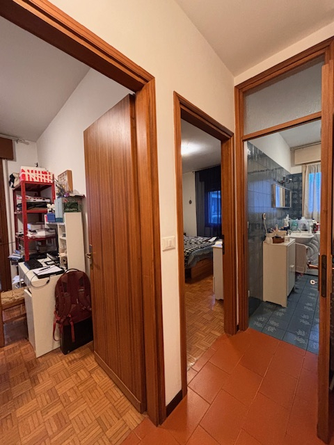 SACRO CUORE: appartamento posto al primo piano di una piccola palazzina senza ascensore. L'appart...