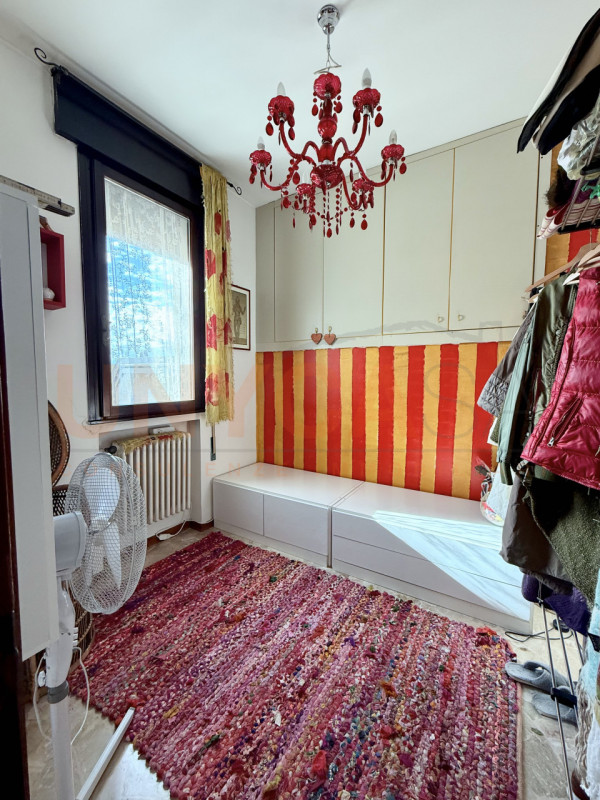 MONTEGALDA: proponiamo un ampio appartamento situato all’ultimo piano di un condominio centrale, ...