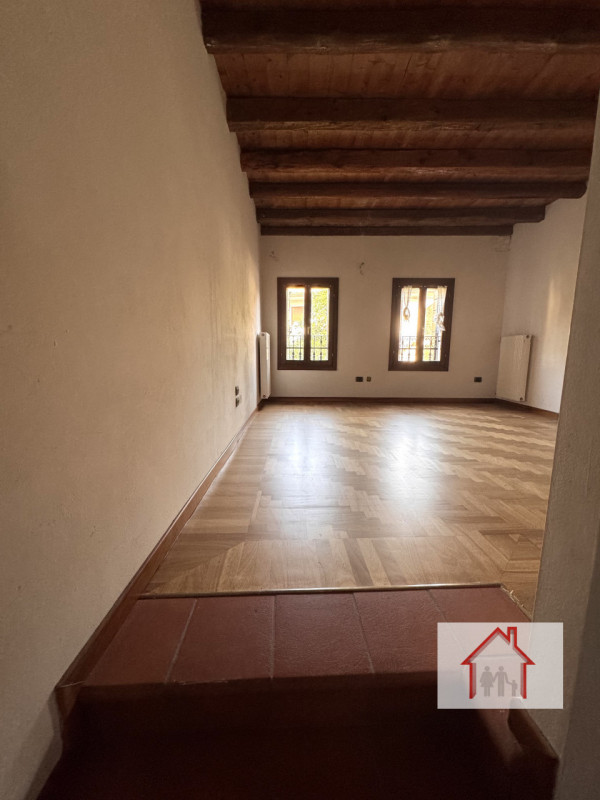 Rif: DB358
X INFO - Denis: 340. 254. 0785 
Proponiamo in vendita una splendida casa a schiera cen...
