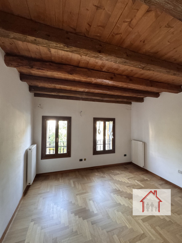 Rif: DB358
X INFO - Denis: 340. 254. 0785 
Proponiamo in vendita una splendida casa a schiera cen...
