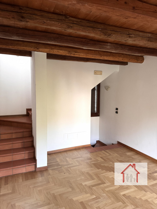 Rif: DB358
X INFO - Denis: 340. 254. 0785 
Proponiamo in vendita una splendida casa a schiera cen...