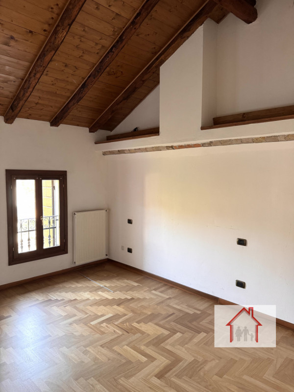 Rif: DB358
X INFO - Denis: 340. 254. 0785 
Proponiamo in vendita una splendida casa a schiera cen...