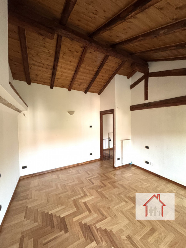 Rif: DB358
X INFO - Denis: 340. 254. 0785 
Proponiamo in vendita una splendida casa a schiera cen...