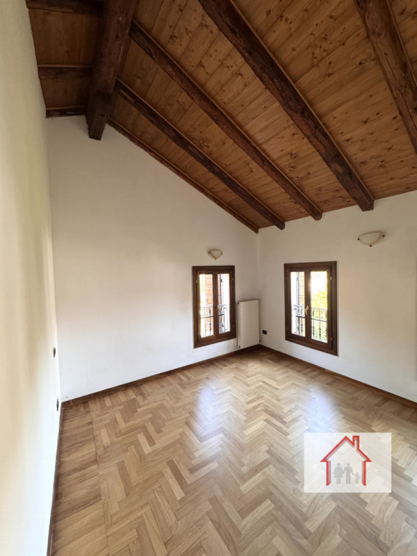 Rif: DB358
X INFO - Denis: 340. 254. 0785 
Proponiamo in vendita una splendida casa a schiera cen...
