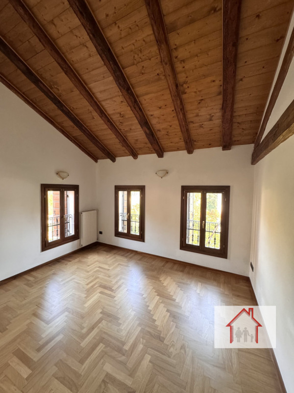 Rif: DB358
X INFO - Denis: 340. 254. 0785 
Proponiamo in vendita una splendida casa a schiera cen...