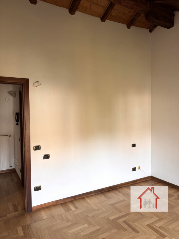 Rif: DB358
X INFO - Denis: 340. 254. 0785 
Proponiamo in vendita una splendida casa a schiera cen...