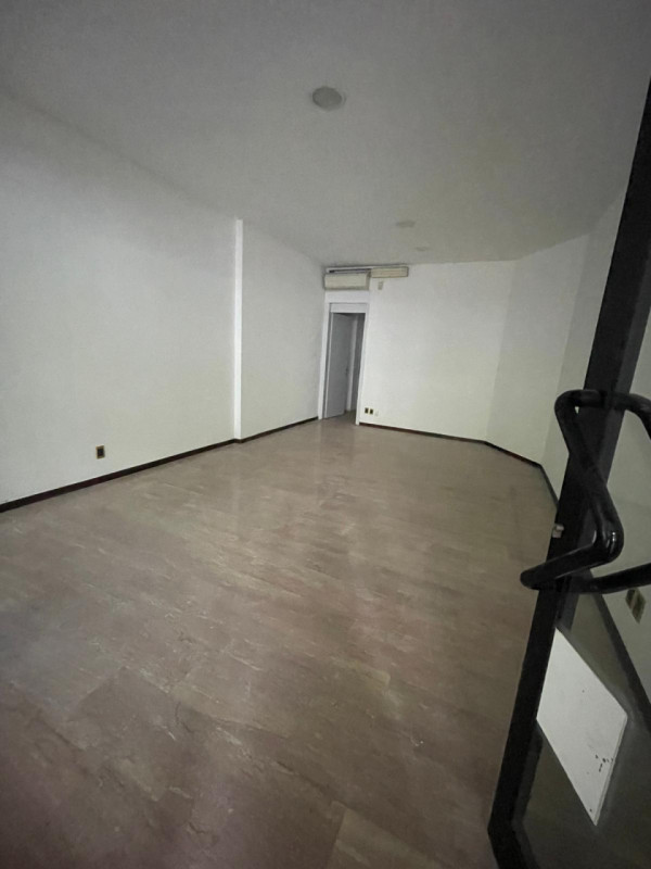 In posizione centralissima, di forte passaggio pedonale e veicolare, affittasi negozio con ampia ...