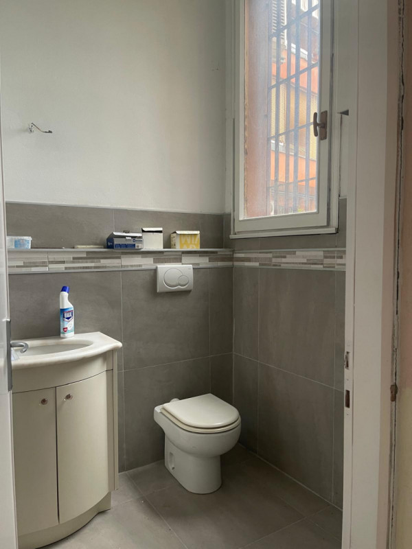 In posizione centralissima, di forte passaggio pedonale e veicolare, affitasi negozio al piano te...