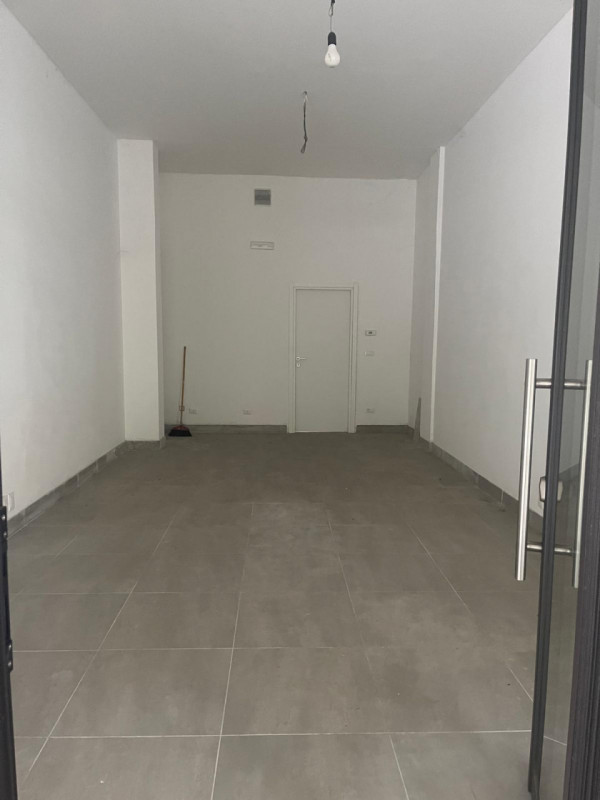 In posizione centralissima, di forte passaggio pedonale e veicolare, affitasi negozio al piano te...