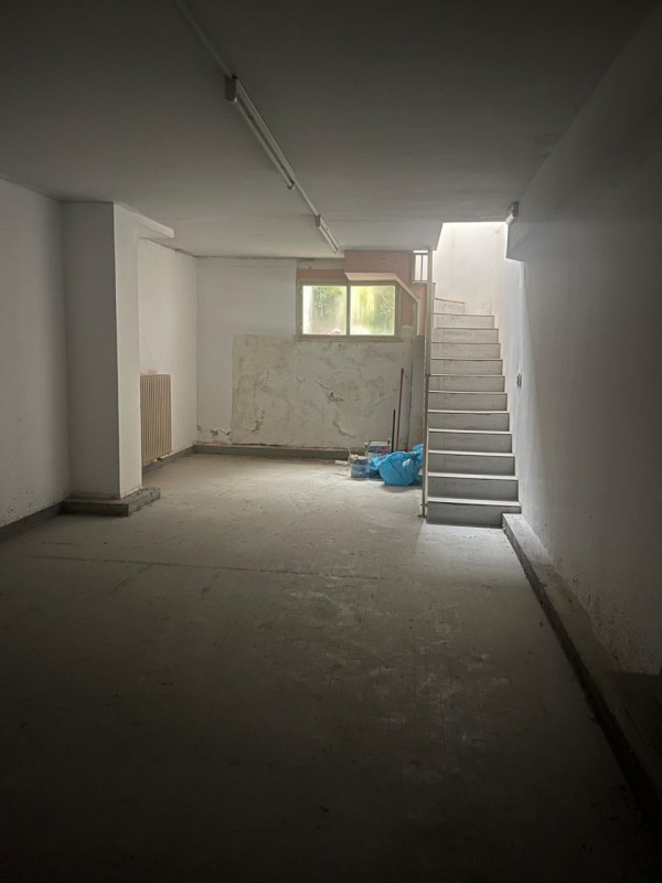 In posizione centralissima, di forte passaggio pedonale e veicolare, affitasi negozio al piano te...