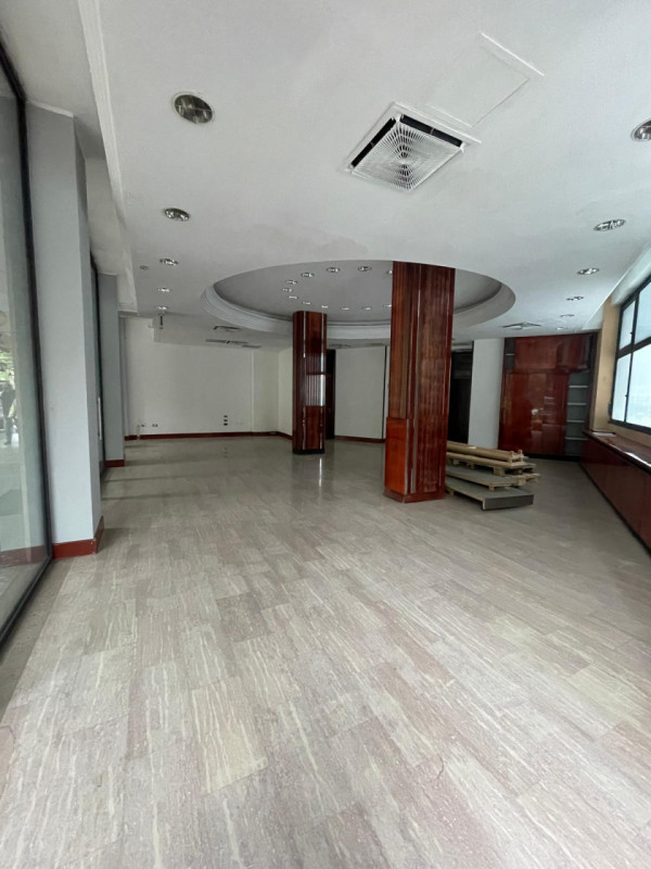 In posizione centralissima, di forte passaggio pedonale/veicolare e visibilità, negozio/ufficio a...