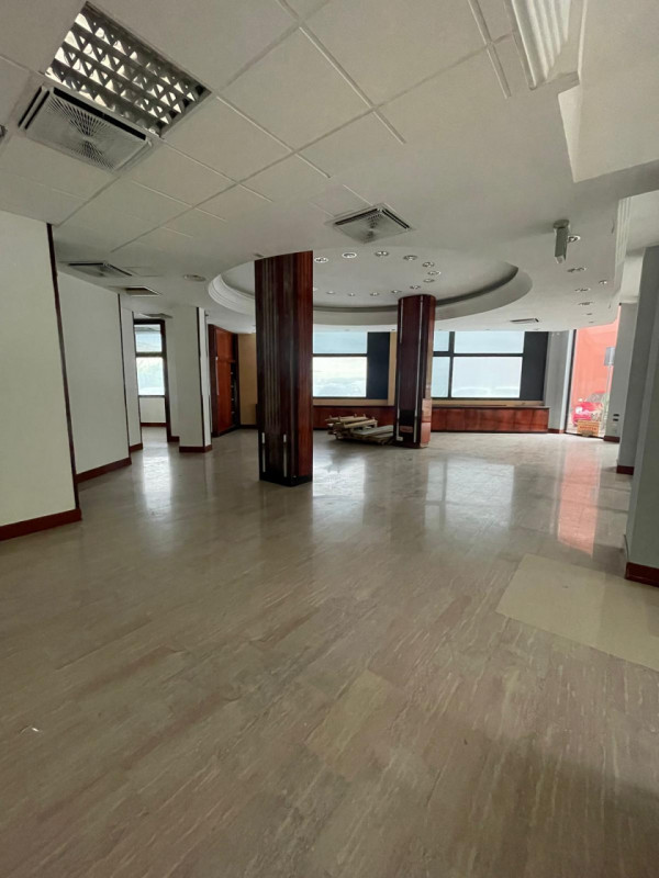 In posizione centralissima, di forte passaggio pedonale/veicolare e visibilità, negozio/ufficio a...