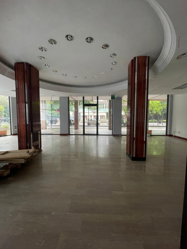 In posizione centralissima, di forte passaggio pedonale/veicolare e visibilità, negozio/ufficio a...