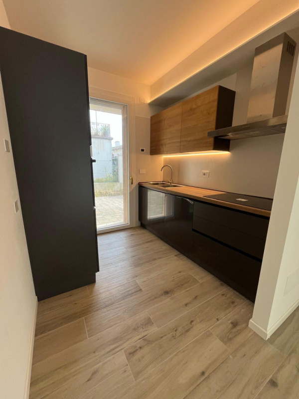 ALBIGNASEGO - FERRI: Classe A4 - Epgl,nren 3,03 Kwh/mq anno.
In piccola palazzina di sole 5 unità...