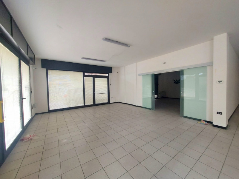 In centro paese, ubicato lungo la SR 516, NEGOZIO VETRINATO di 200 mq. con parcheggio antistante....