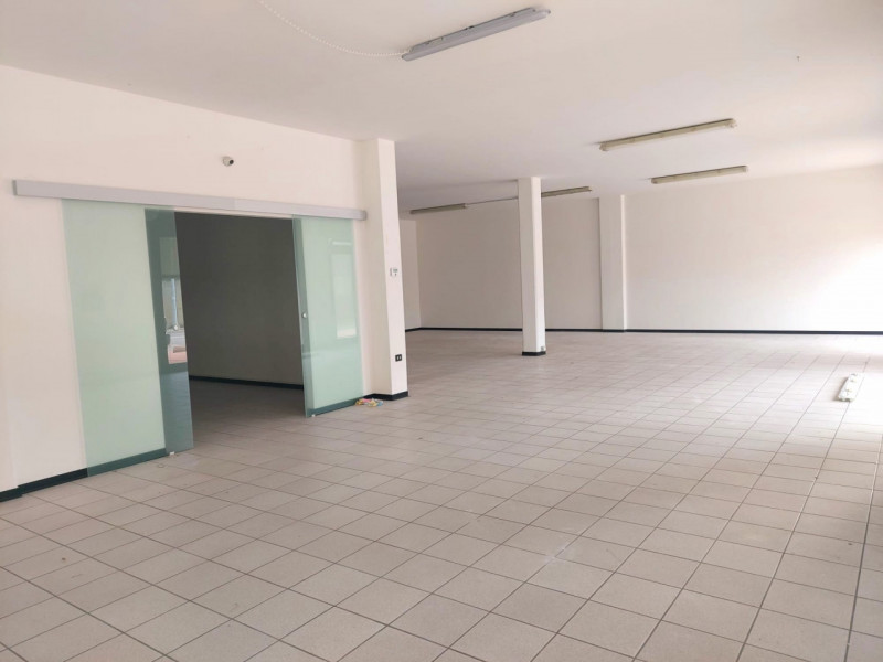 In centro paese, ubicato lungo la SR 516, NEGOZIO VETRINATO di 200 mq. con parcheggio antistante....