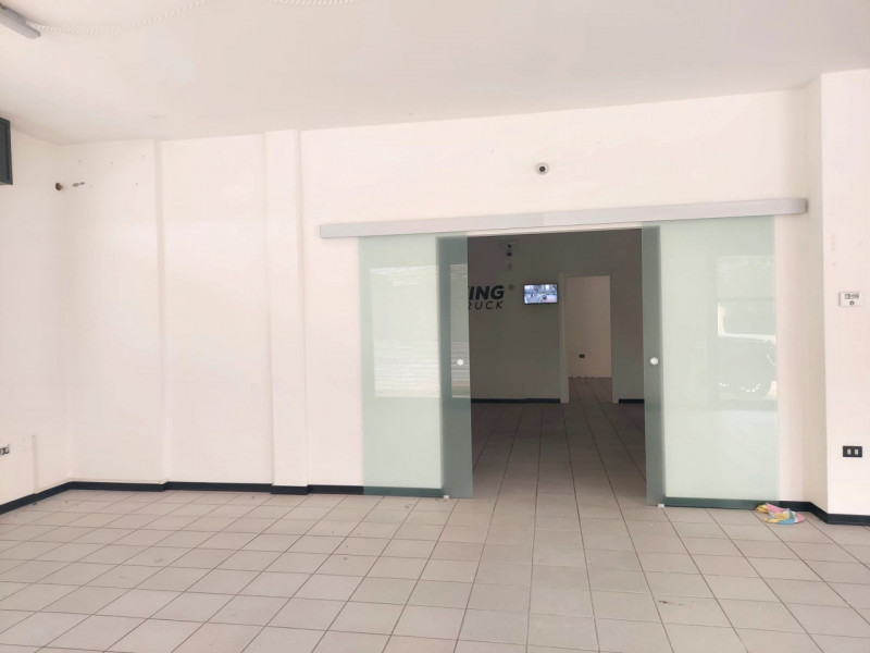 In centro paese, ubicato lungo la SR 516, NEGOZIO VETRINATO di 200 mq. con parcheggio antistante....