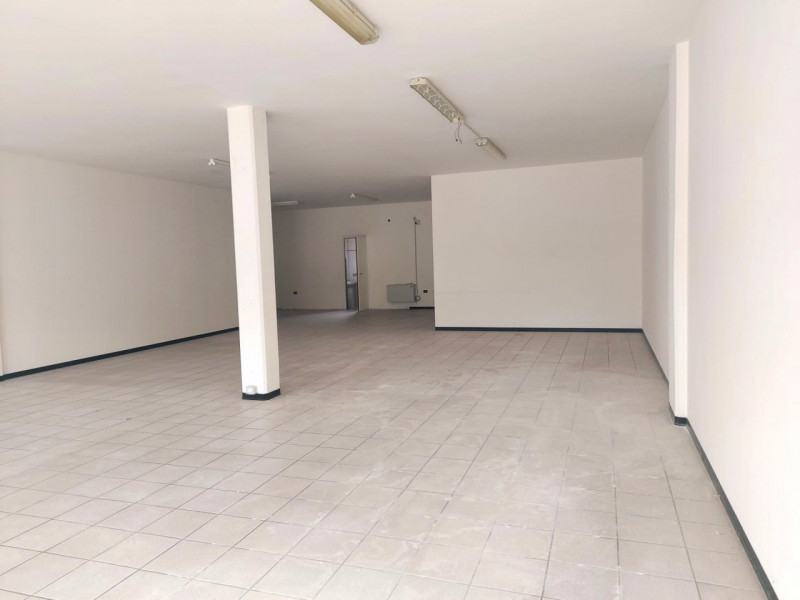 In centro paese, ubicato lungo la SR 516, NEGOZIO VETRINATO di 200 mq. con parcheggio antistante....