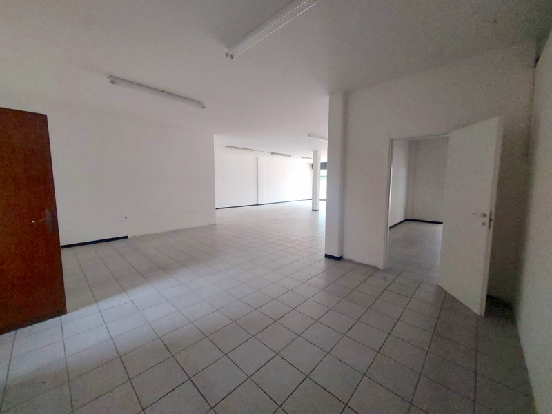 In centro paese, ubicato lungo la SR 516, NEGOZIO VETRINATO di 200 mq. con parcheggio antistante....